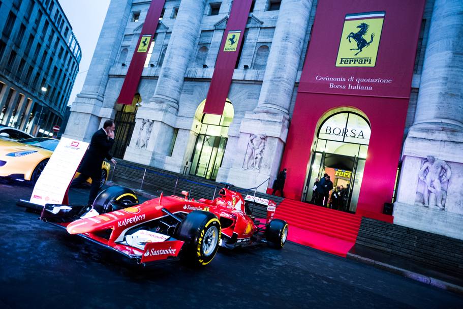 La Ferrari arriva a Piazza Affari a Milano. Per il primo giorno della quotazione a Milano e lo scorporo da Fca  stata allestita una scenografia in rosso. LaPresse